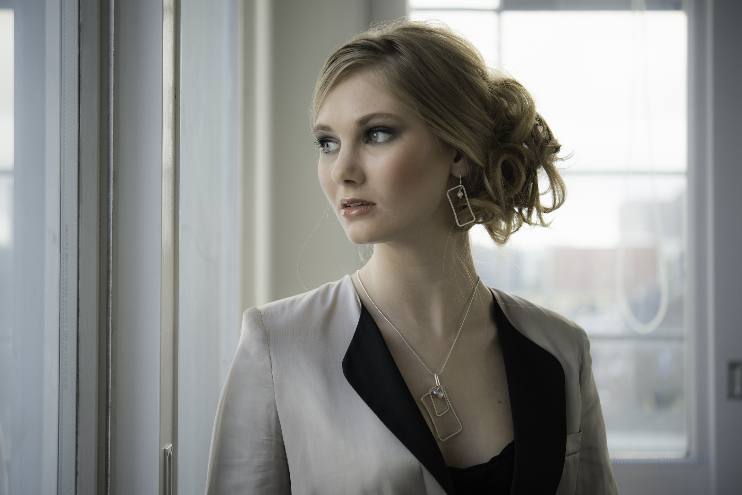 https://www.gennadelaney.com/wp-content/uploads/2018/08/Geometric_wire_textured_pearl_pendant_earrings.jpg