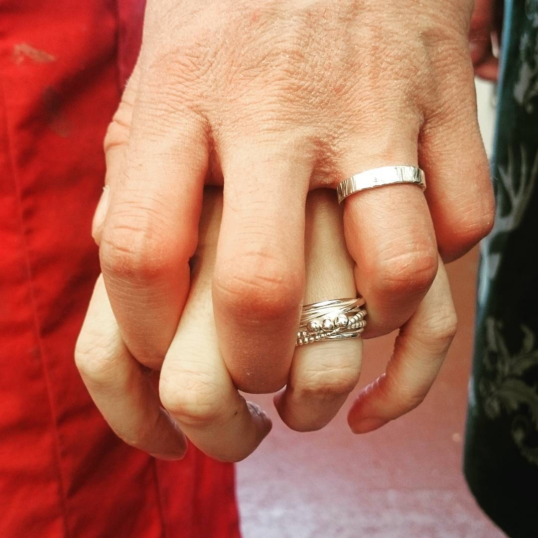 https://www.gennadelaney.com/wp-content/uploads/2018/11/Dan-and-Emma-wedding-rings-class.jpg