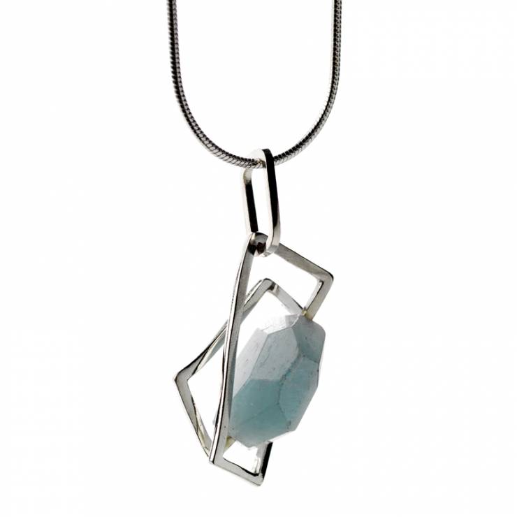 small component aquamarine pendant