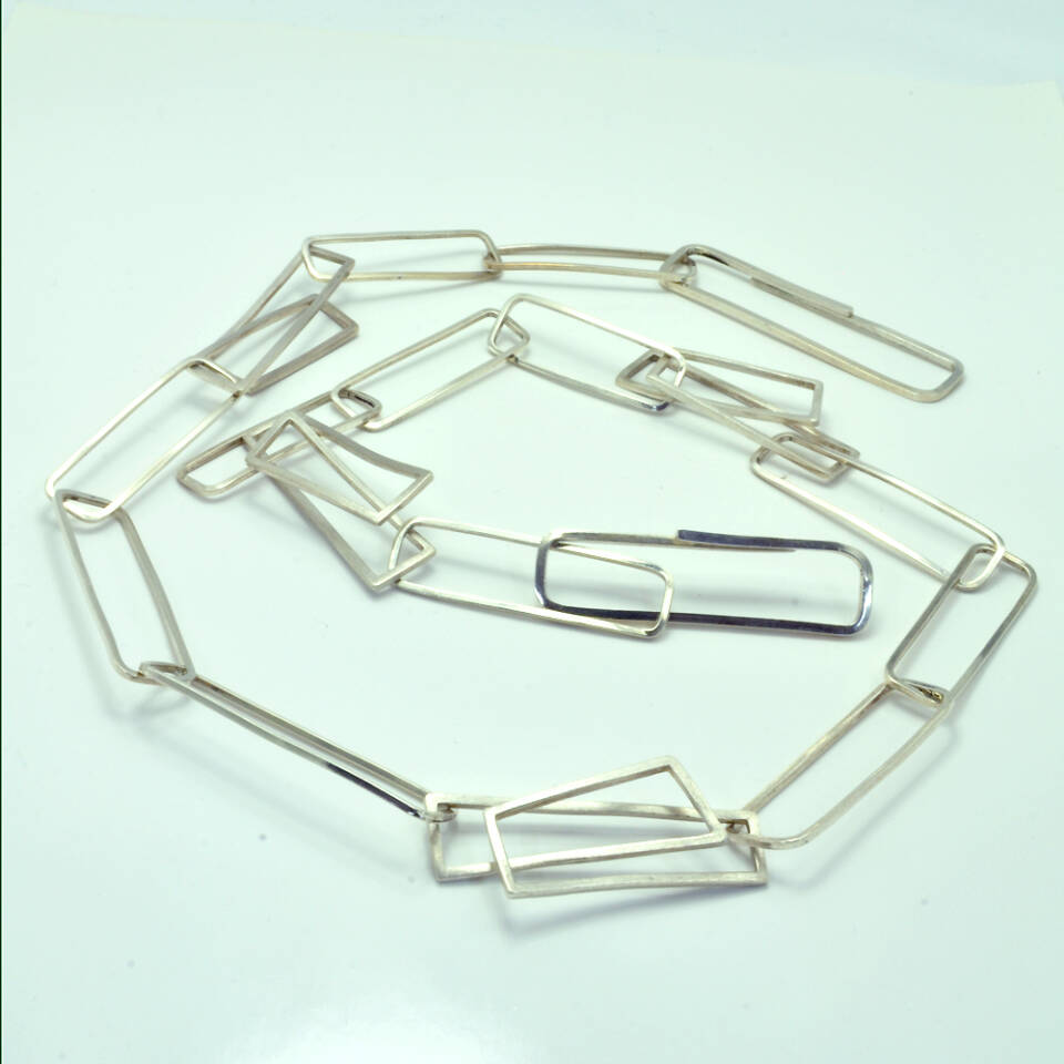 component linked necklace wave