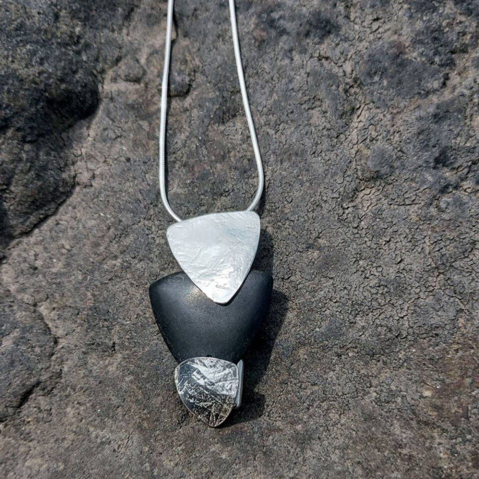 triangle rollered onyx pendant